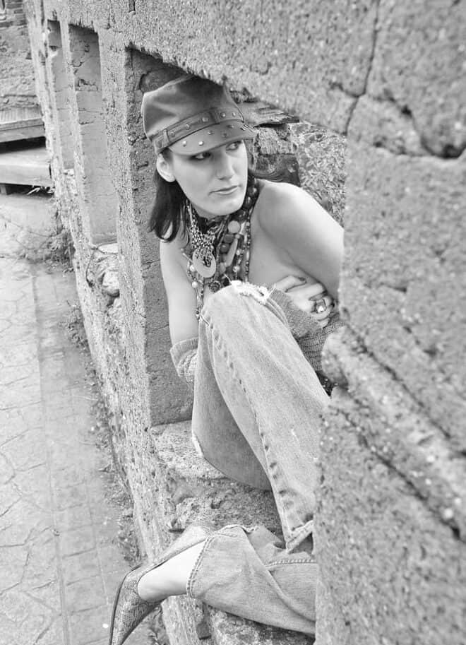 Sara Risner, Musician, Lifestyle Portrait Photo © Amy Weiser, Photographer